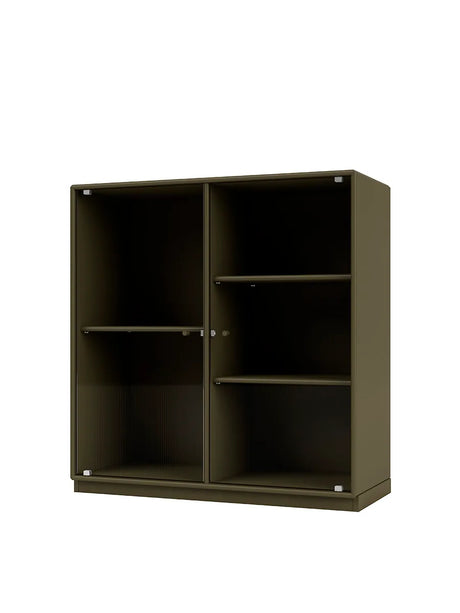 Ripple II Vitrineskab, inkl. sokkel fra Montana - Oregano / Sokkel 3 cm - Jacobsen Plus