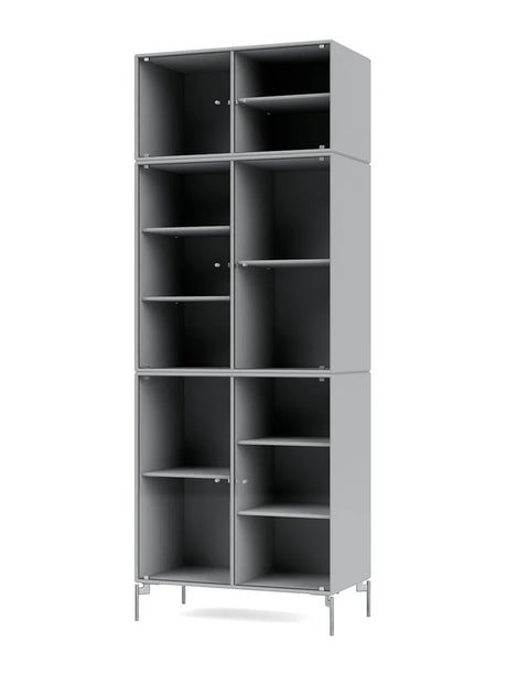 Ripple IV Vitrineskab, inkl. ben fra Montana - Fjord / Krom - Jacobsen Plus