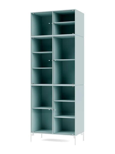 Ripple IV Vitrineskab, inkl. ben fra Montana - Flint / Snow - Jacobsen Plus