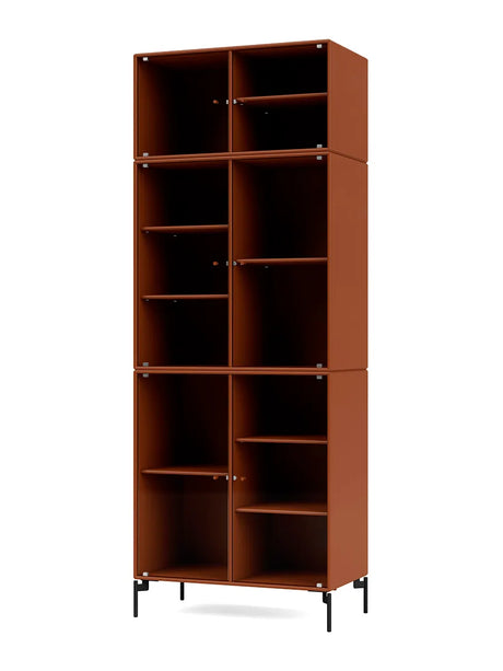 Ripple IV Vitrineskab, inkl. ben fra Montana - Hazelnut / Black - Jacobsen Plus