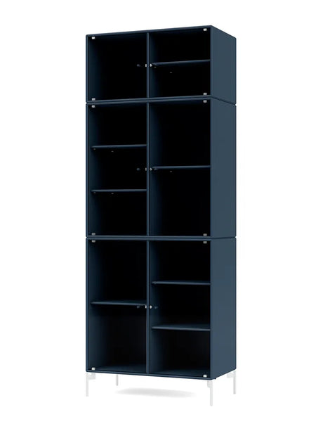 Ripple IV Vitrineskab, inkl. ben fra Montana - Juniper / Snow - Jacobsen Plus