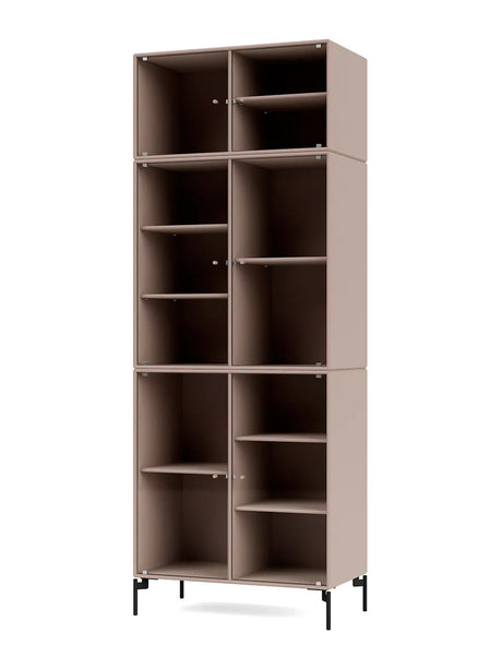 Ripple IV Vitrineskab, inkl. ben fra Montana - Mushroom / Black - Jacobsen Plus