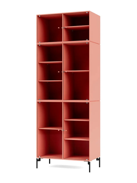 Ripple IV Vitrineskab, inkl. ben fra Montana - Rhubarb / Black - Jacobsen Plus