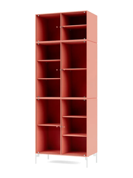 Ripple IV Vitrineskab, inkl. ben fra Montana - Rhubarb / Snow - Jacobsen Plus