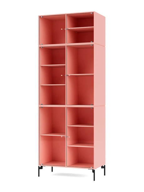 Ripple IV Vitrineskab, inkl. ben fra Montana - Ruby / Black - Jacobsen Plus