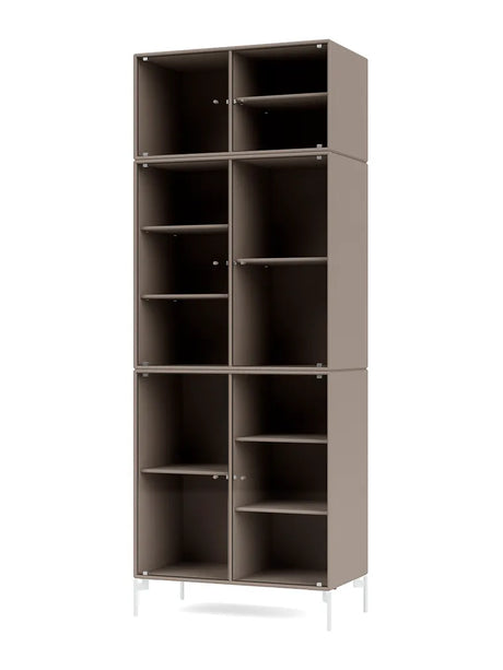 Ripple IV Vitrineskab, inkl. ben fra Montana - Truffle / Snow - Jacobsen Plus