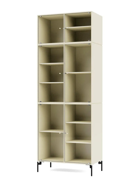 Ripple IV Vitrineskab, inkl. ben fra Montana - Vanilla / Black - Jacobsen Plus