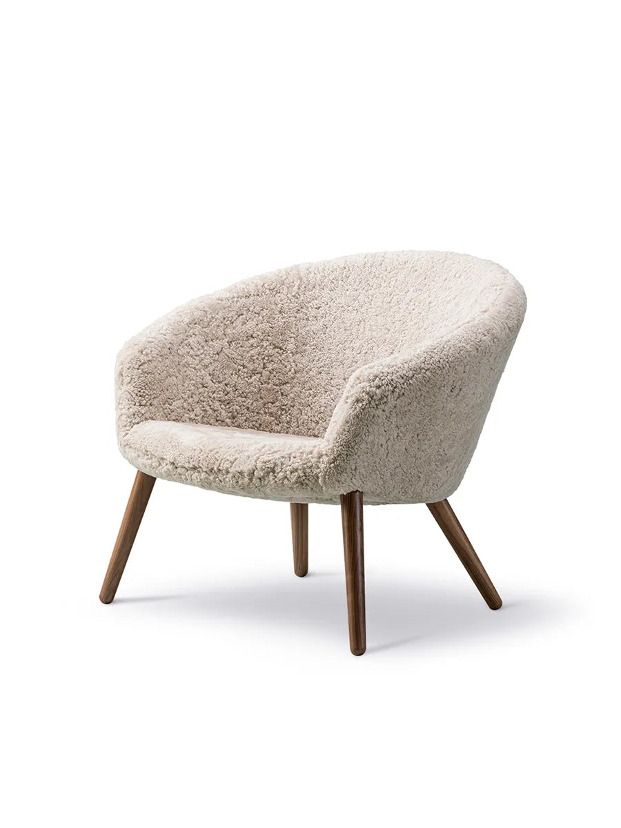 Ditzel Lounge Chair, lammeskind fra Fredericia Furniture - Valnød - Jacobsen Plus