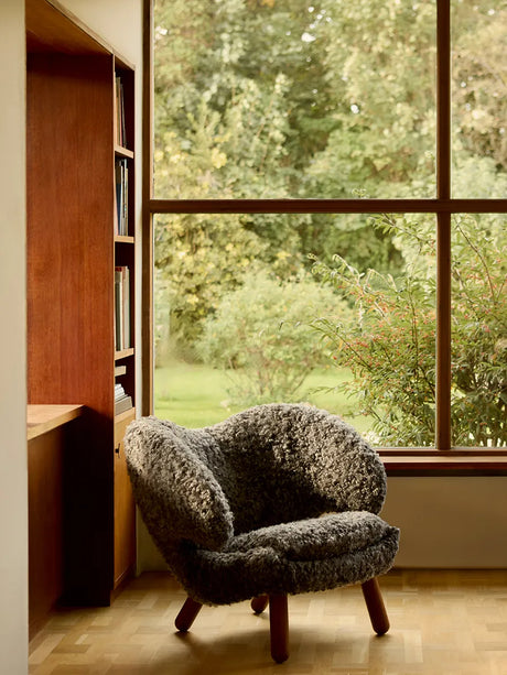 Pelikanstolen, gotlandsk fåreskind af Finn Juhl - 2 - Jacobsen Plus