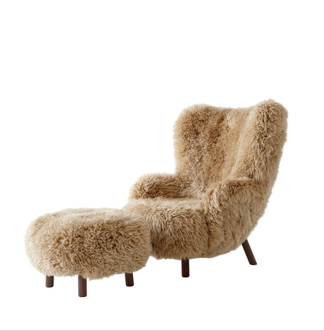 Petra VB3 lænestol inkl. Skammel,  Sheepskin honey 50 fra &Tradition - Valnød - Jacobsen Plus