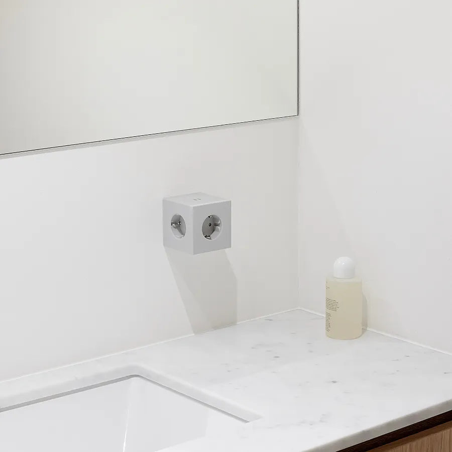 Square 2 Stikdåse med USB, grå fra Avolt