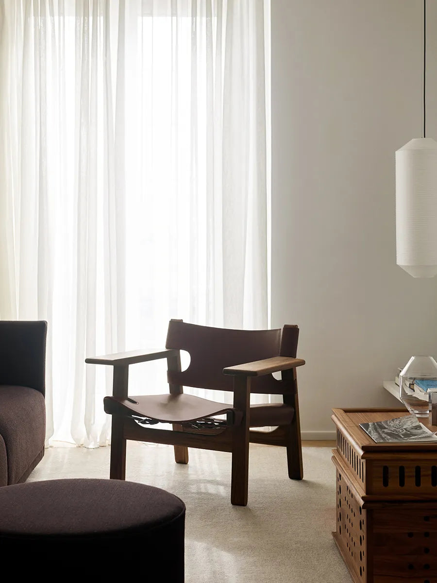 Den Spanske Stol i mørkebrun læder, valnød olie af Børge Mogensen