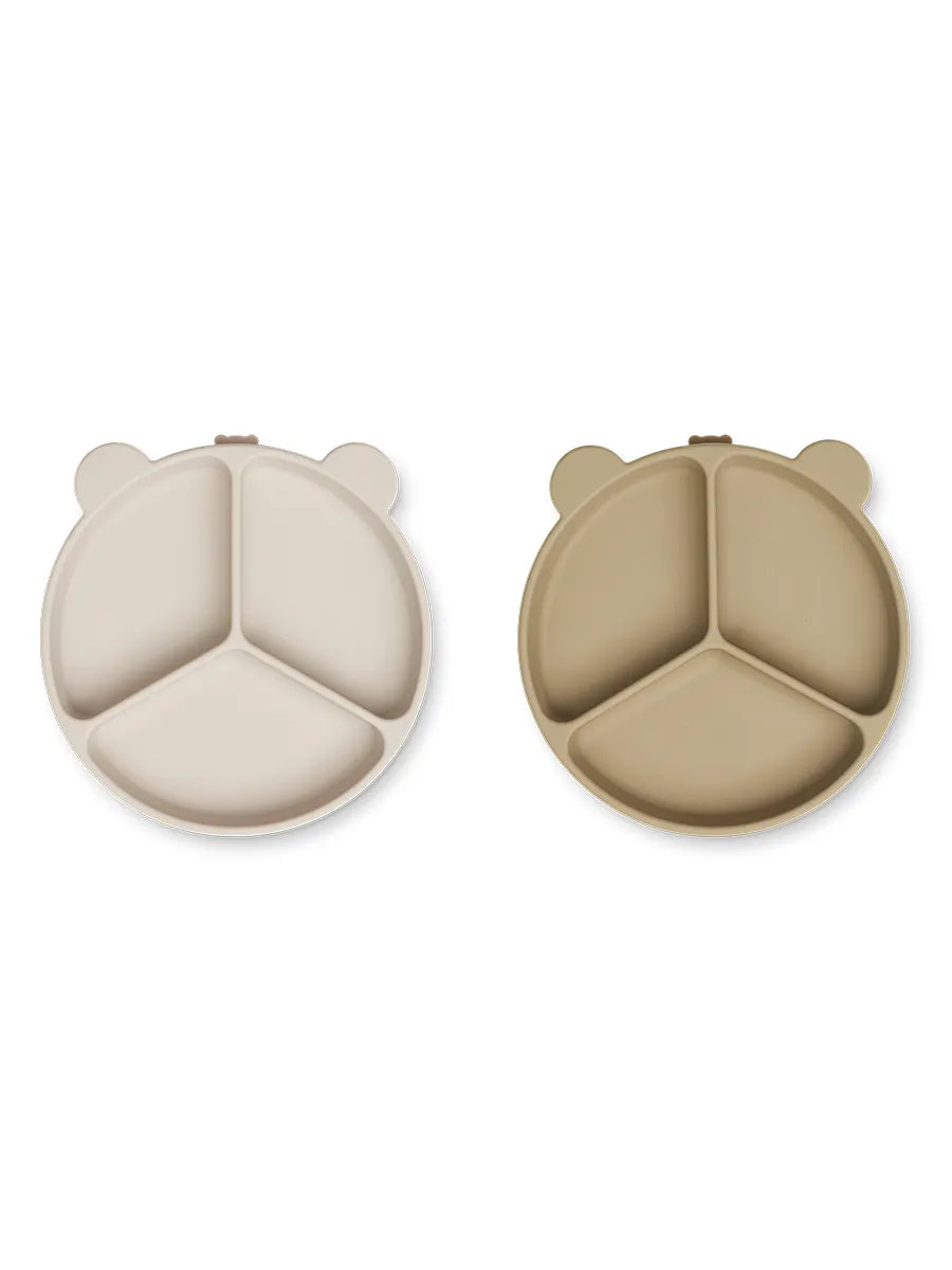 Stacy ruminddelt tallerken m. sugekop 2-pak, Sandy/Oat fra Liewood - 1 - Jacobsen Plus