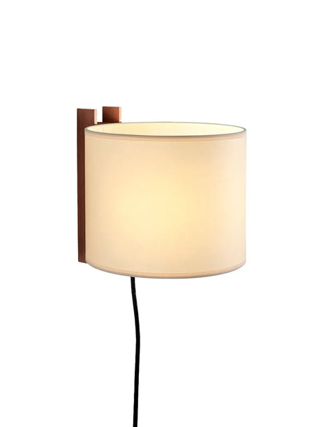 TMM Corto Væglampe, valnød fra Santa and Cole - Beige lampeskærm m-stik - Jacobsen Plus