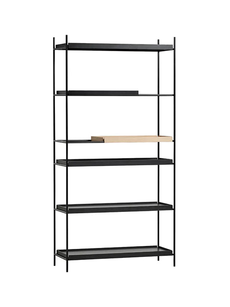 Tray Shelf, høj fra Woud - Black: 4 wide, 1 short - Oak: 1 short - Jacobsen Plus