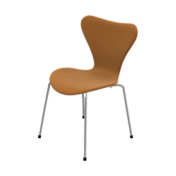 3107 Serie 7, fuldpolstret af Arne Jacobsen - Remix / 433 Okker - Jacobsen Plus