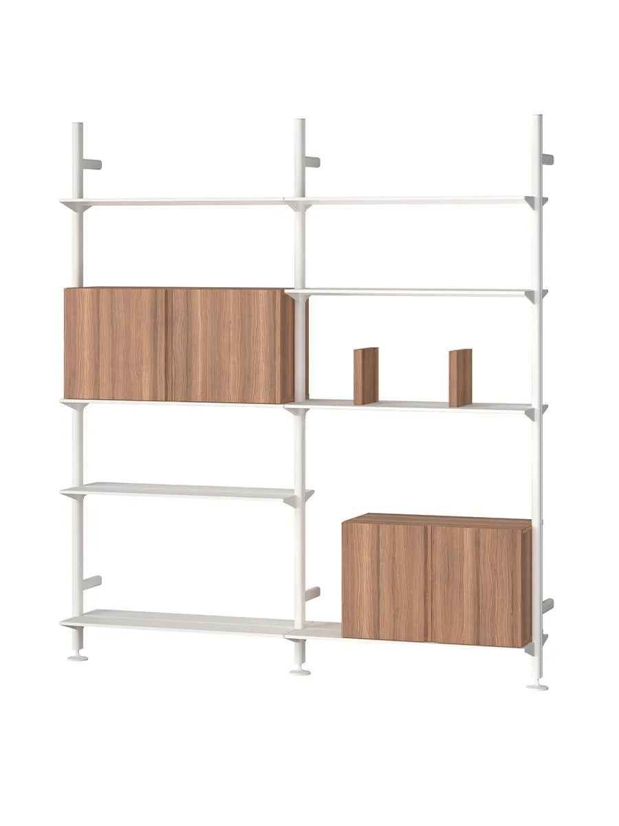 Pira G2 Floor-to-Wall Shelving Bundle D fra String - Hvid - Valnød - Jacobsen Plus