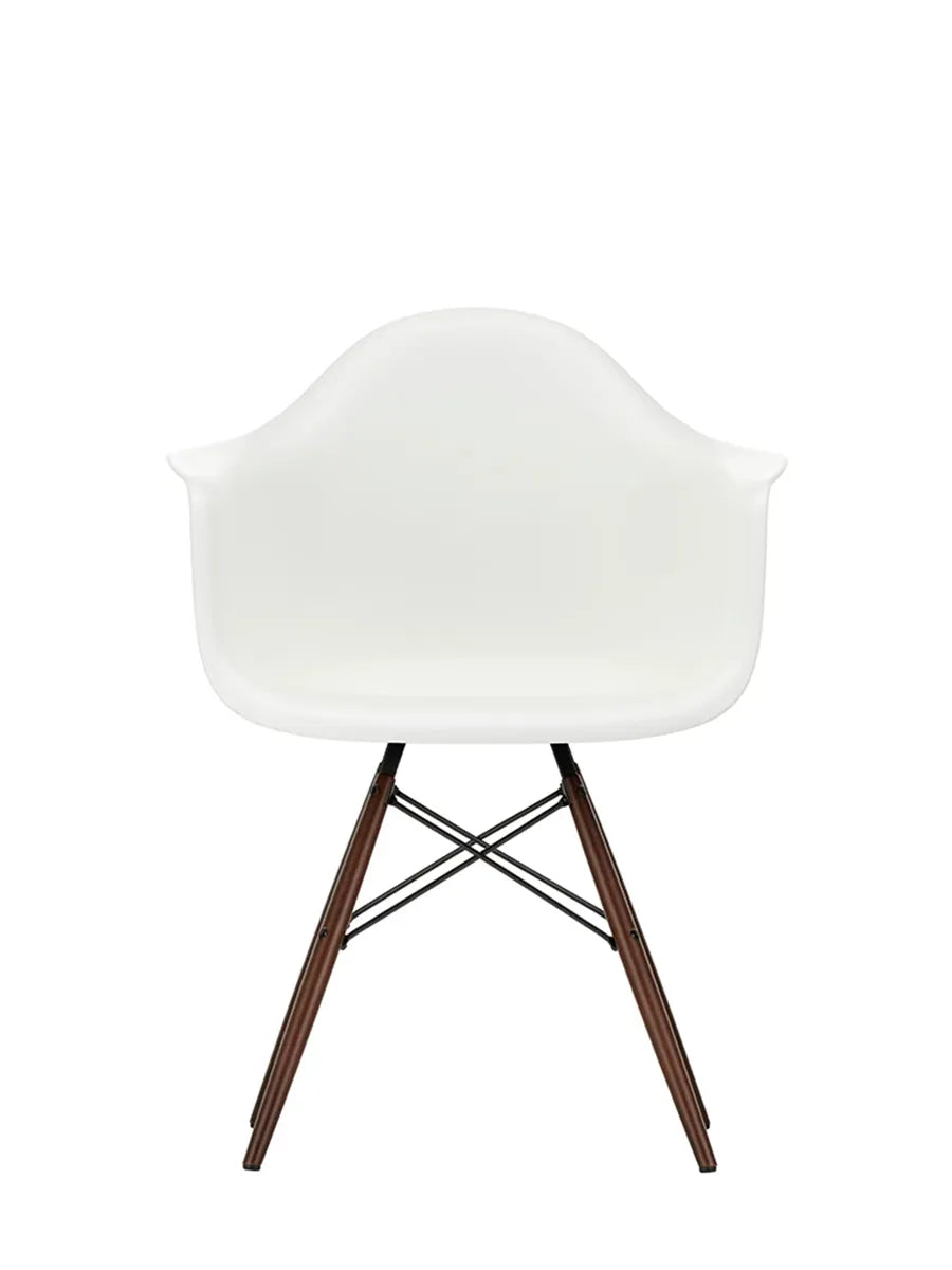 Eames Plastic Armchair DAW, mørk ahorn/white fra Vitra - 1 - Jacobsen Plus