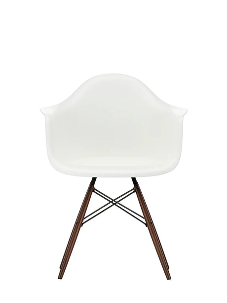 Eames Plastic Armchair DAW, mørk ahorn/white fra Vitra - 1 - Jacobsen Plus