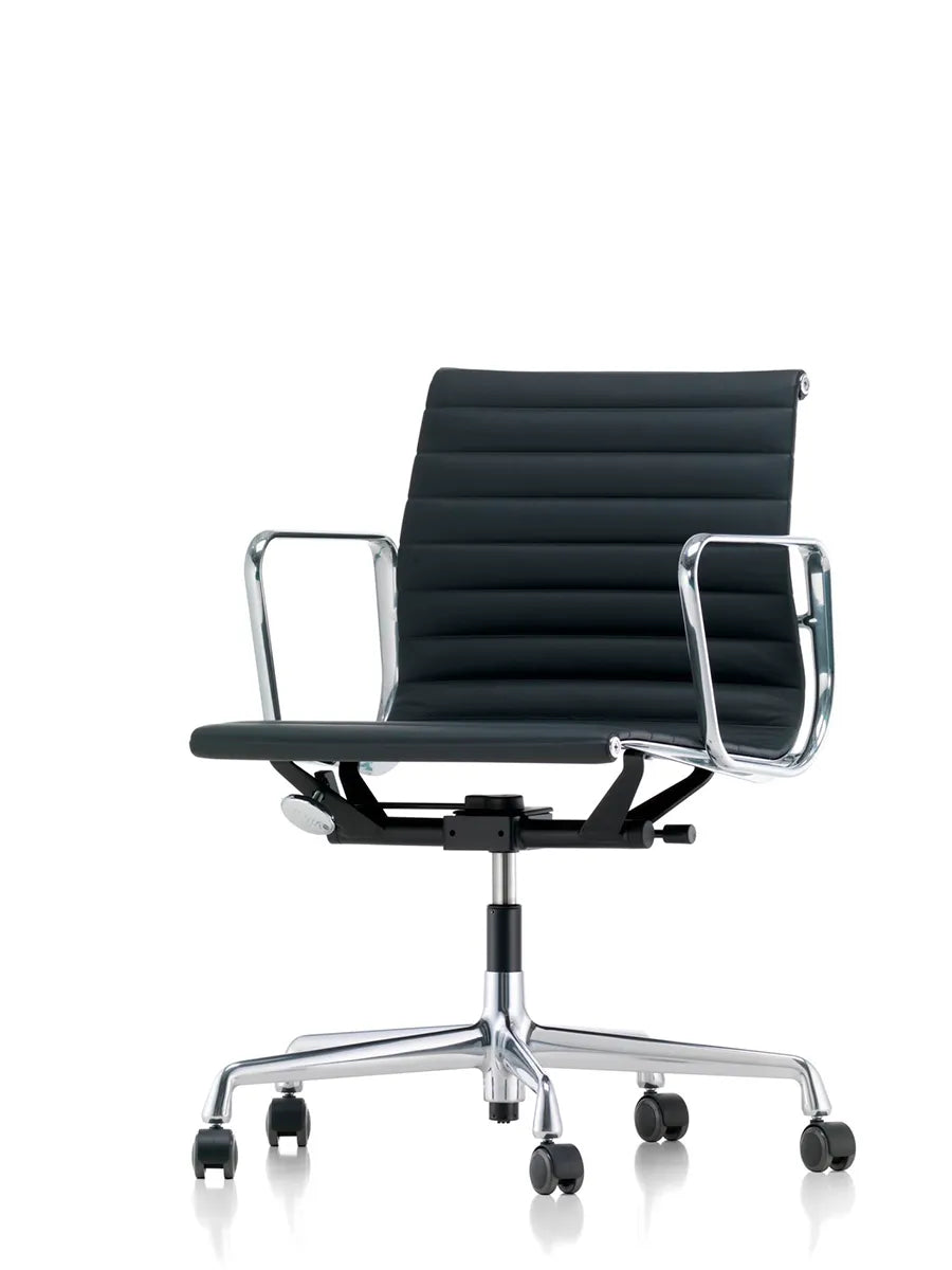 Aluminium Chair EA 117 Kontorstol, sort læder fra Vitra