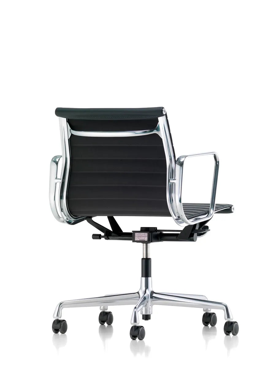 Aluminium Chair EA 117 Kontorstol, sort læder fra Vitra