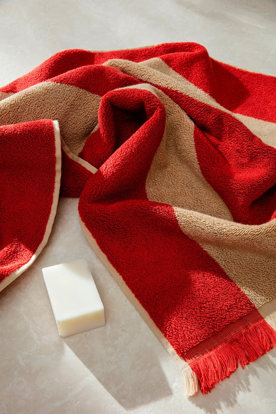 Alee Hand Towel, light camel/red fra Ferm Living - 2 - Jacobsen Plus
