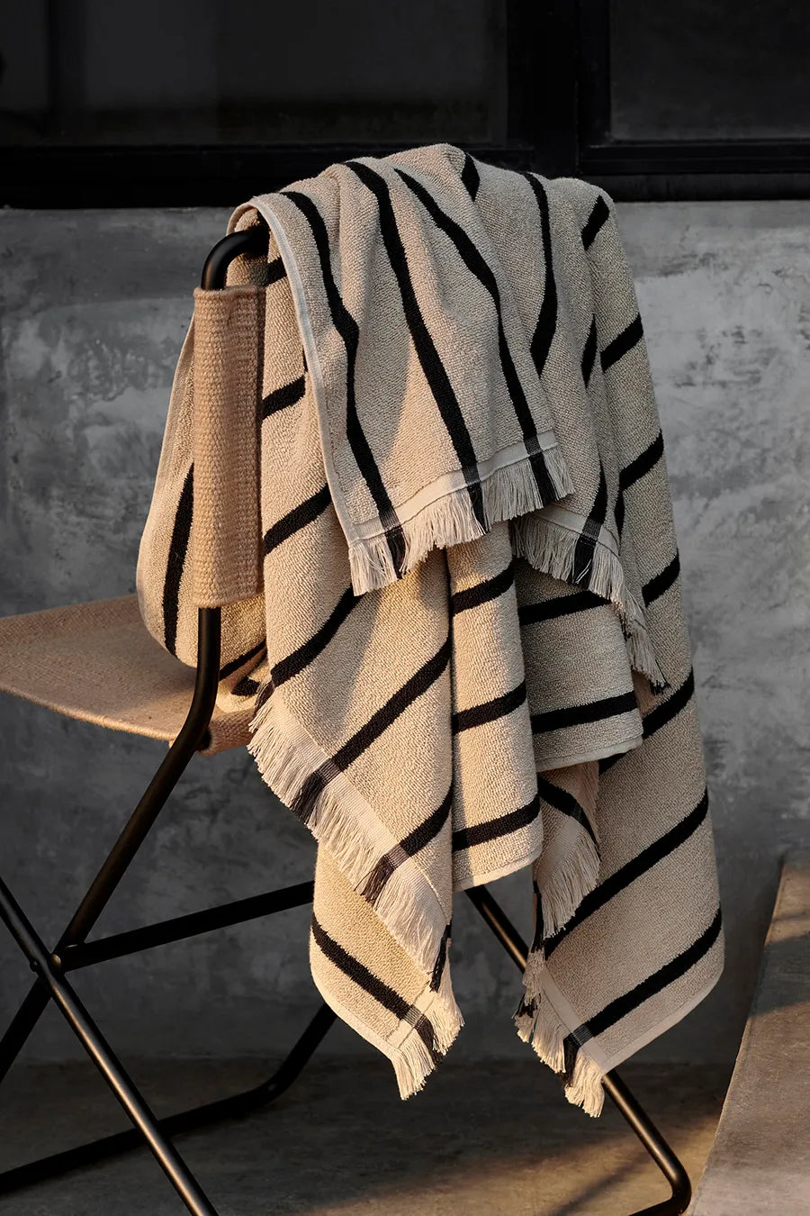 Alee Beach Towel, sand/black fra Ferm Living - 2 - Jacobsen Plus