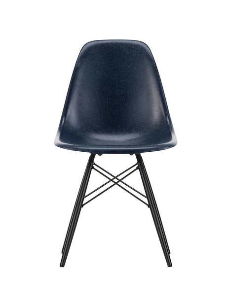 Eames Fiberglass Chair DSW, sortlakeret ahorn fra Vitra - 1 - Jacobsen Plus