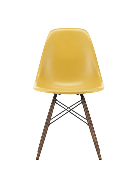 Eames Fiberglass Chair DSW, mørkbejdset ahorn fra Vitra - 1 - Jacobsen Plus
