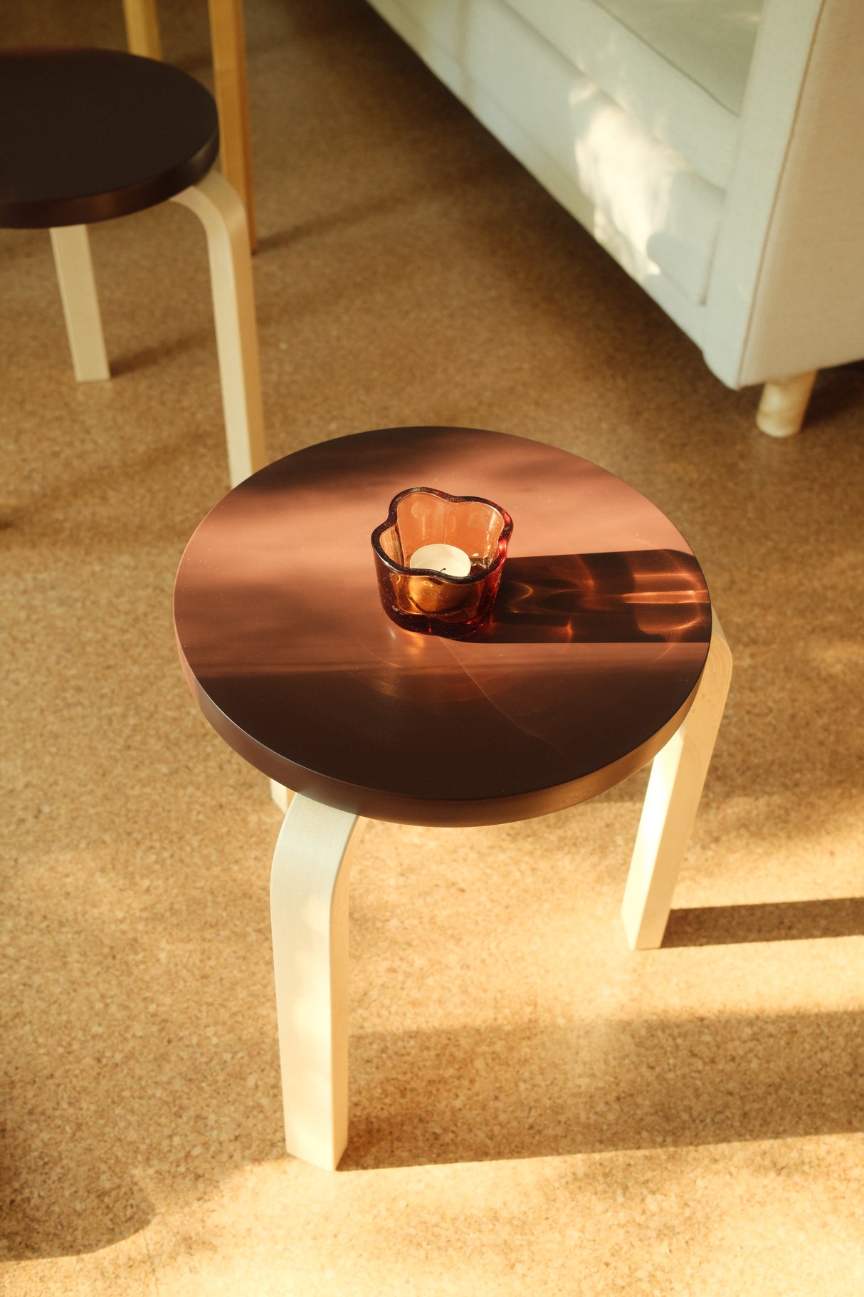 Limited Edition Stool 60, Mahogany Brown fra Artek - 4 - Jacobsen Plus