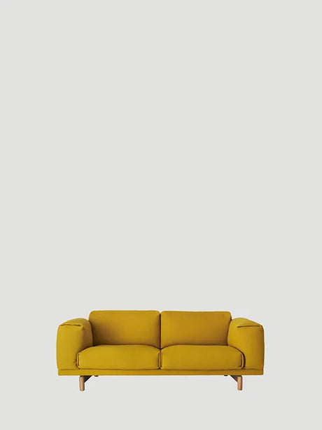 Rest 2 pers. sofa fra Muuto - Yellow - Hallingdal 457 / Sort - Jacobsen Plus