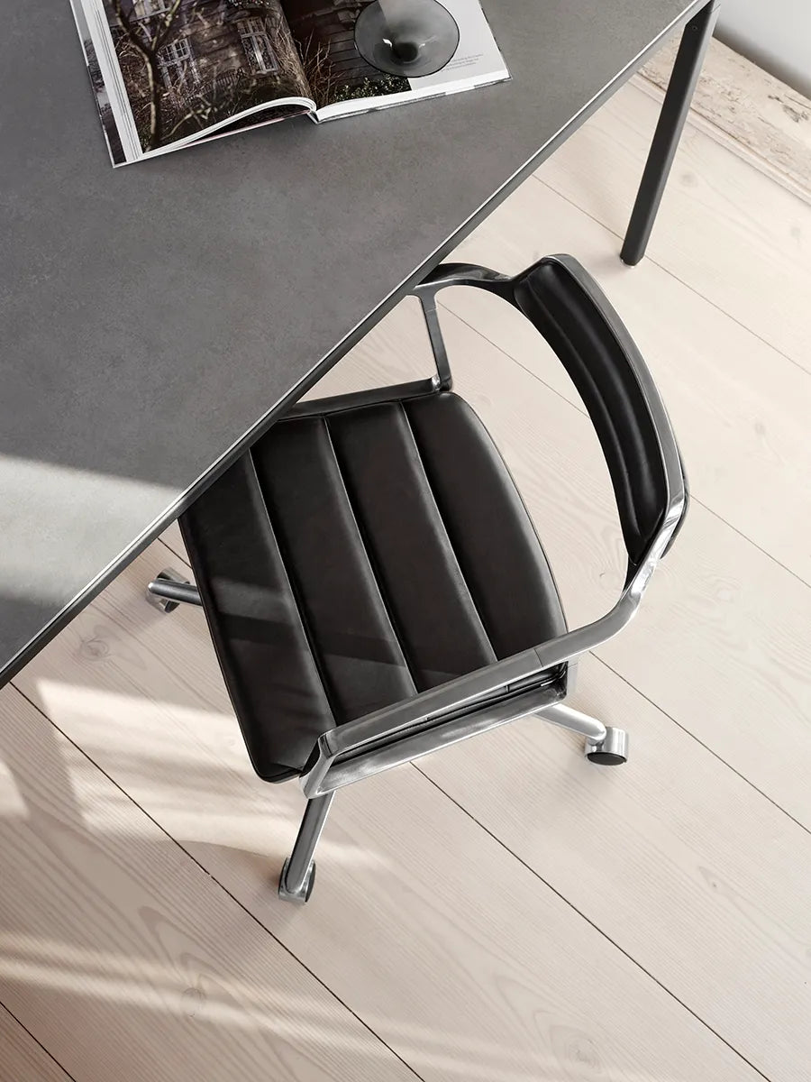 VIPP452 Swivel Chair m/hjul, sort læder fra Vipp