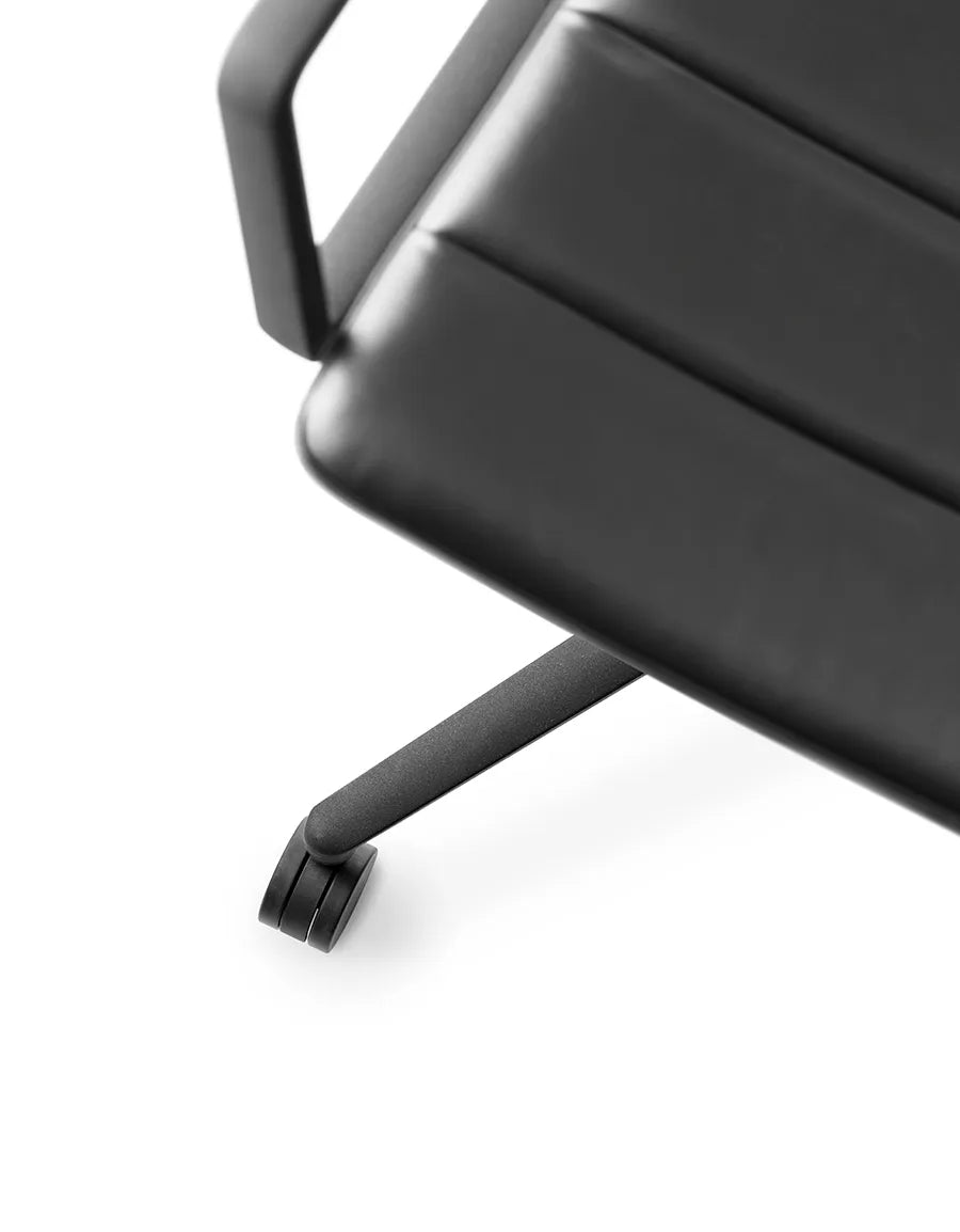 VIPP452 Swivel Chair m/sort stel & hjul, sort læder fra Vipp