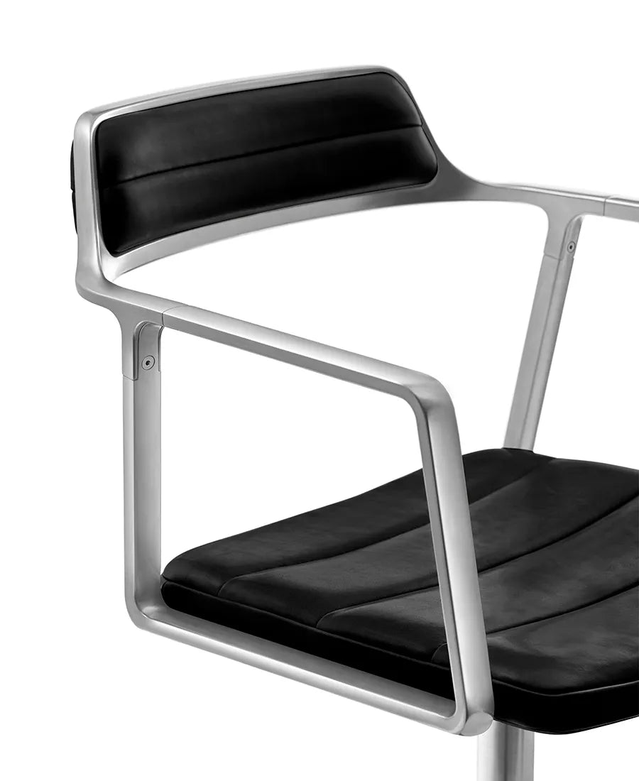 VIPP452 Swivel Chair, sort læder fra Vipp