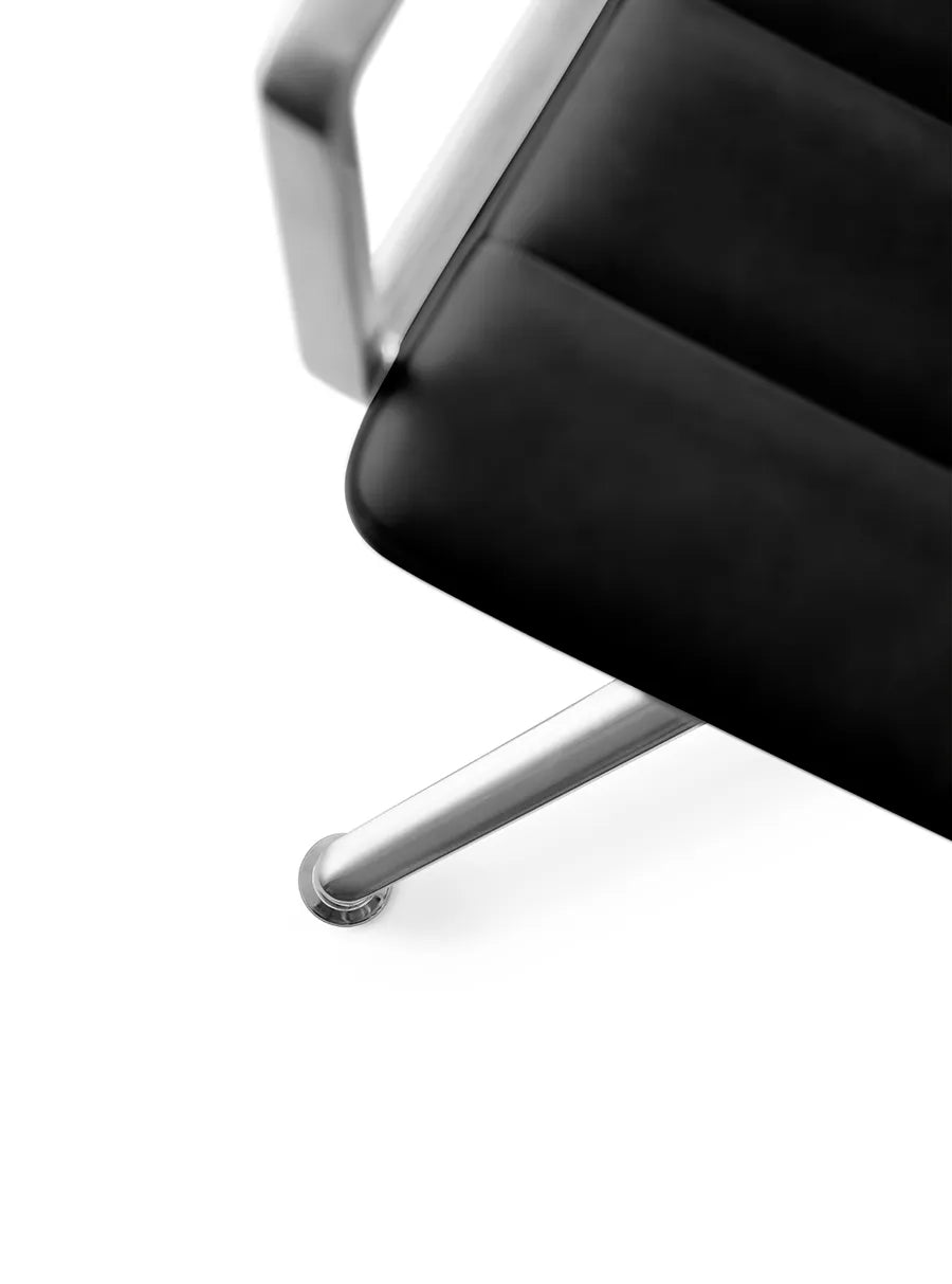 VIPP452 Swivel Chair, sort læder fra Vipp