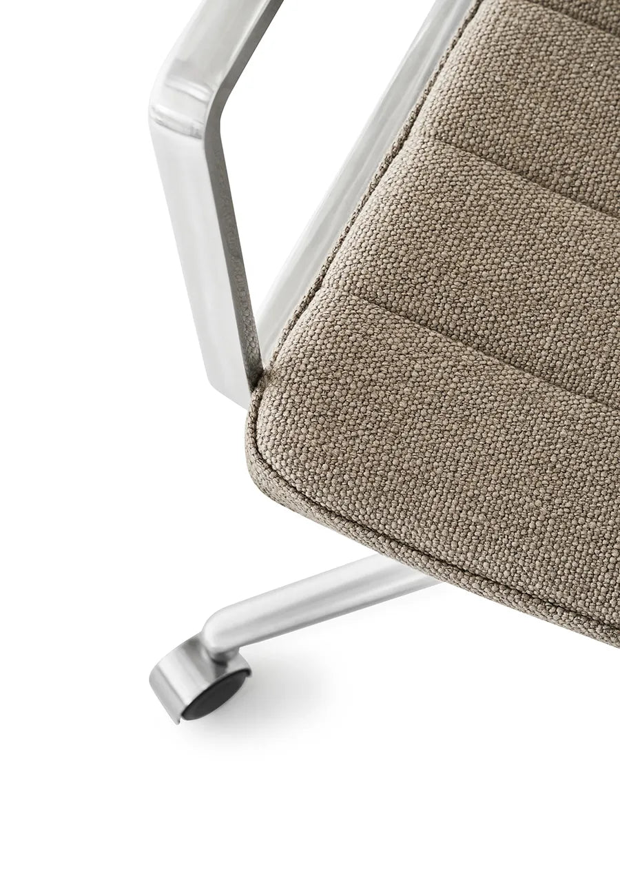 VIPP452 Swivel Chair m/hjul, dark sand fra Vipp