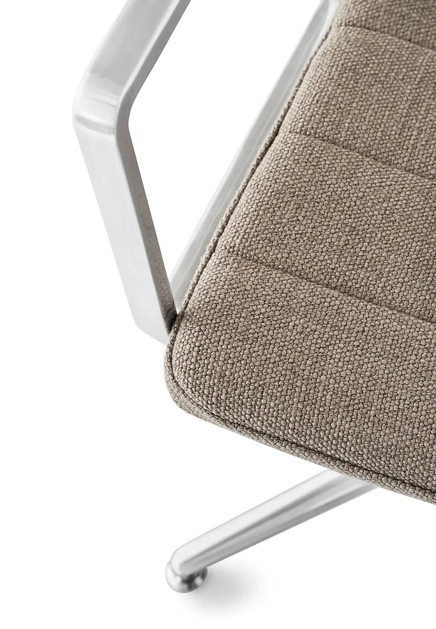 VIPP452 Swivel Chair, dark sand fra Vipp