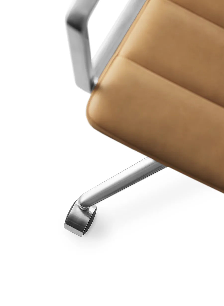 VIPP452 Swivel Chair m/hjul, camel læder fra Vipp