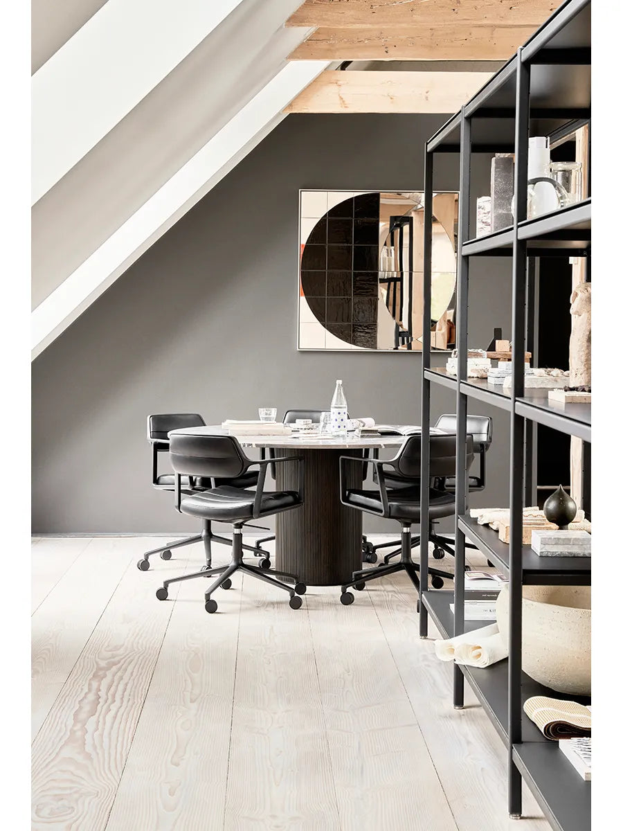 VIPP453 Swivel+ Chair m/sort stel, sort læder fra Vipp