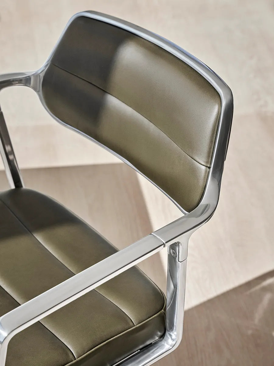 VIPP453 Swivel+ Chair, bosco grøn læder fra Vipp