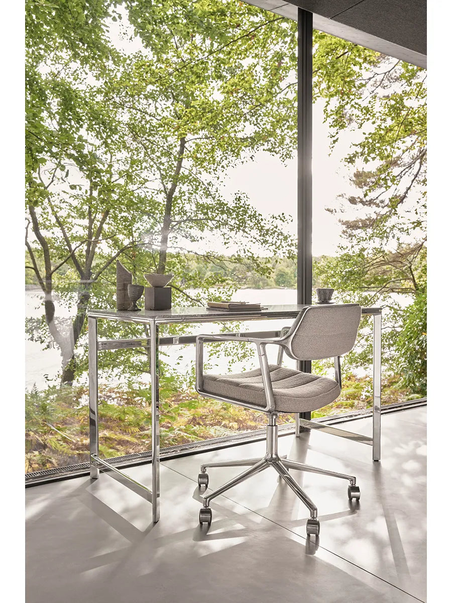 VIPP453 Swivel+ Chair, dark sand tekstil fra Vipp