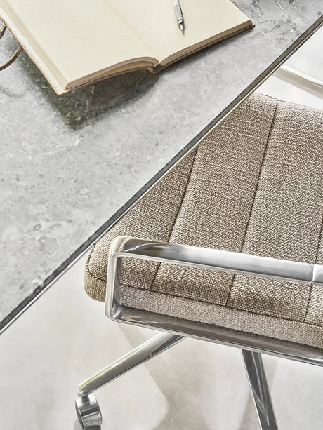 VIPP453 Swivel+ Chair m/hjul, dark sand tekstil fra Vipp - 2 - Jacobsen Plus