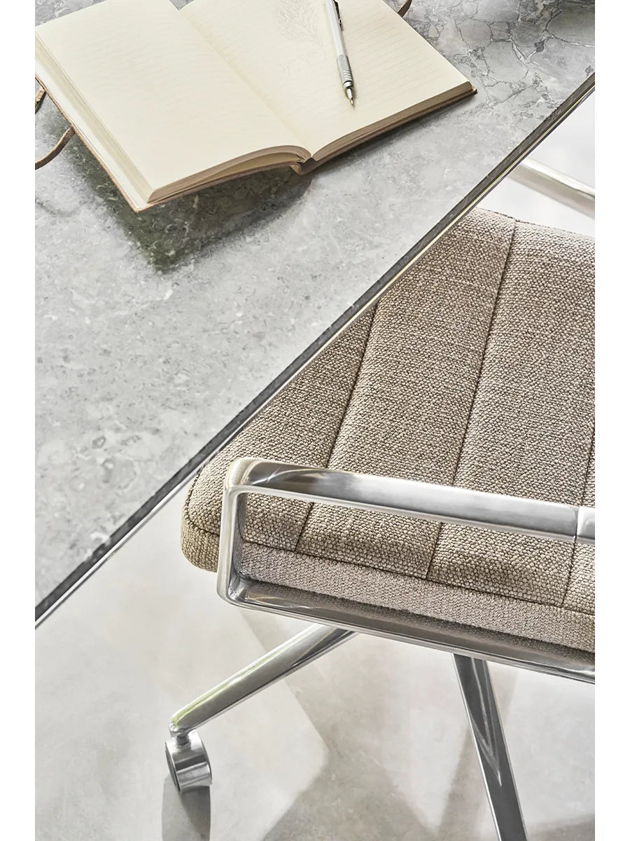 VIPP453 Swivel+ Chair, dark sand tekstil fra Vipp