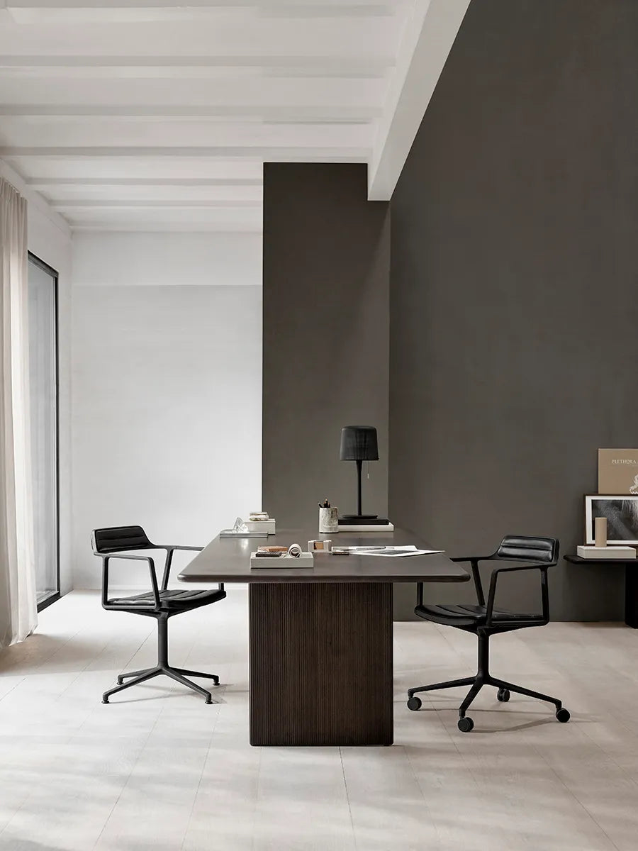 VIPP452 Swivel Chair m/sort stel & hjul, sort læder fra Vipp