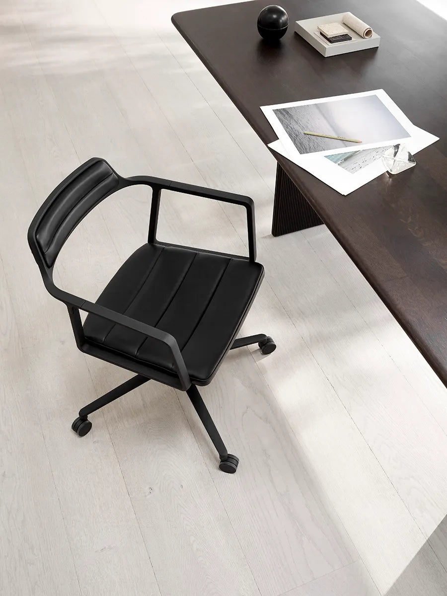 VIPP452 Swivel Chair m/sort stel & hjul, sort læder fra Vipp