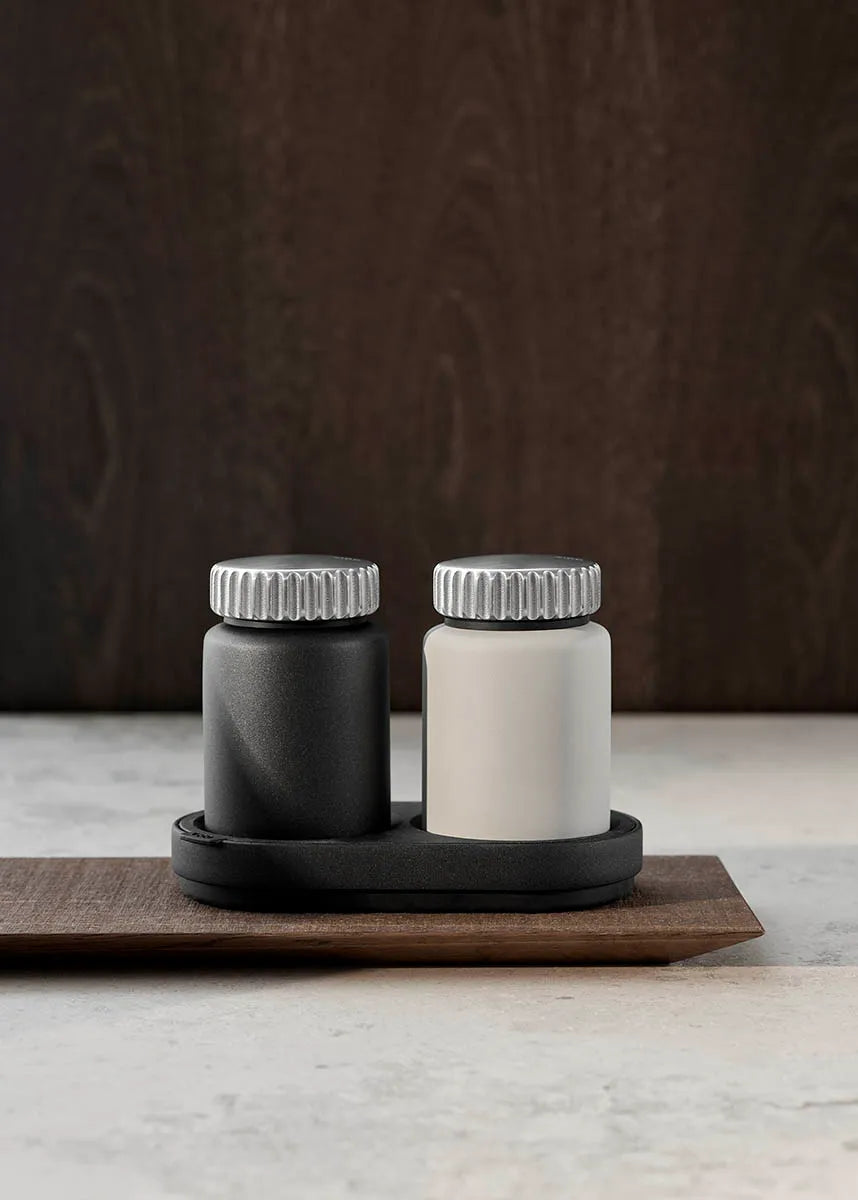 Salt og peber sæt, sort og grå fra Vipp - 2 - Jacobsen Plus