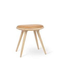 Low Stool, sæbebehandlet eg, Pista Sand læder, 47 cm skammel fra Mater