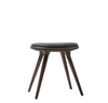 Low Stool, Sirka grå egetræ, sort Ultra læder, 47 cm skammel fra Mater