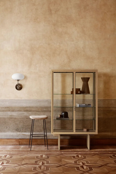 Private Vitrine fra GUBI - Brown-Black Staind Oak - Jacobsen Plus