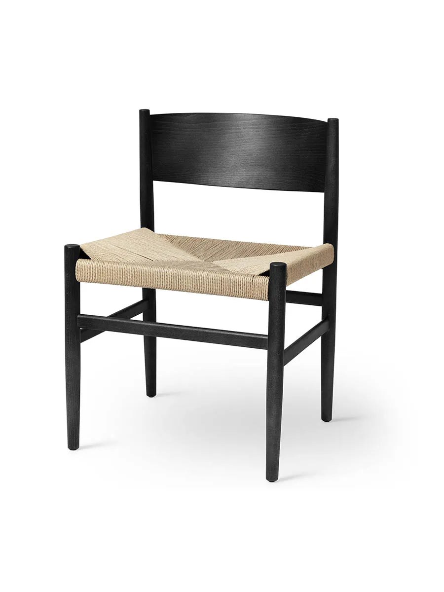 Nestor stol, sort bøg med natur flet fra Mater